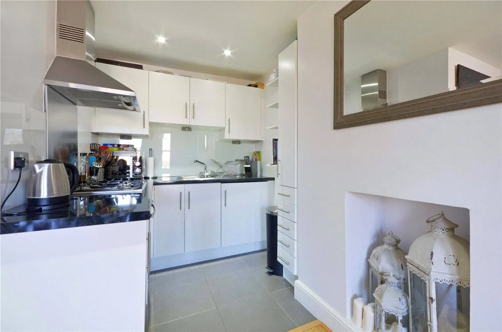 Flat Garlinge Road in Greater London