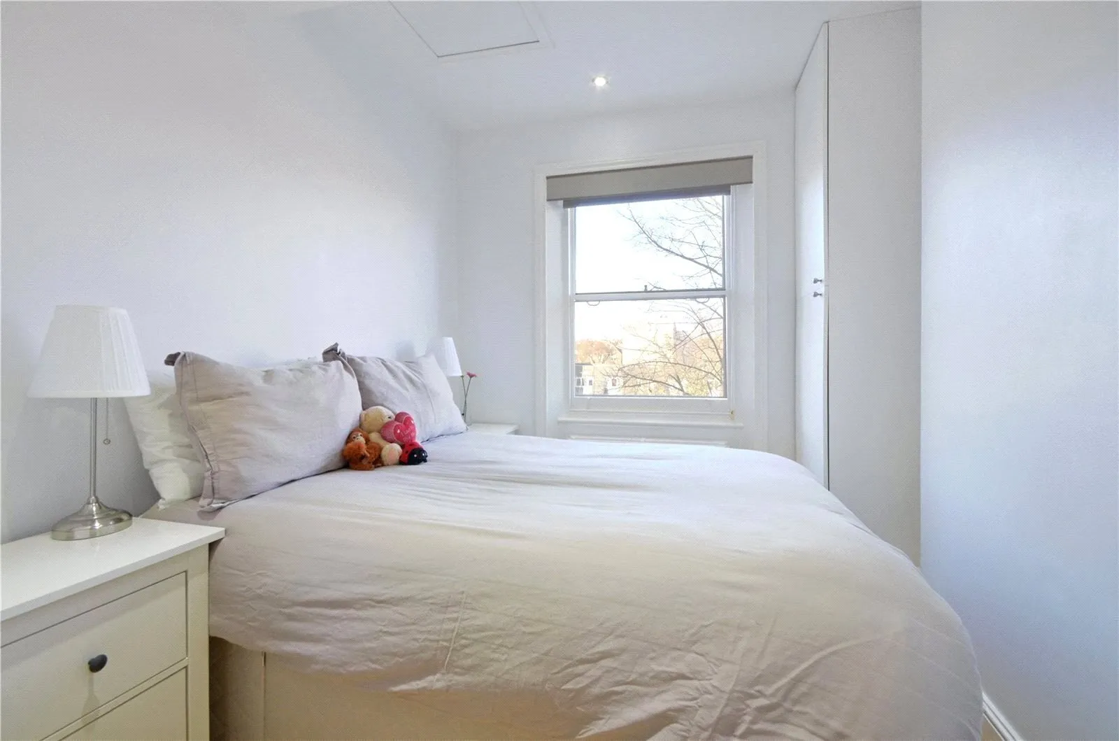 Flat Garlinge Road in Greater London
