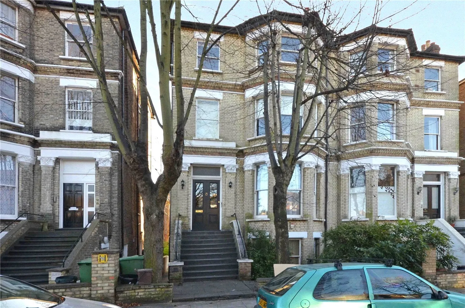 Flat Garlinge Road in Greater London
