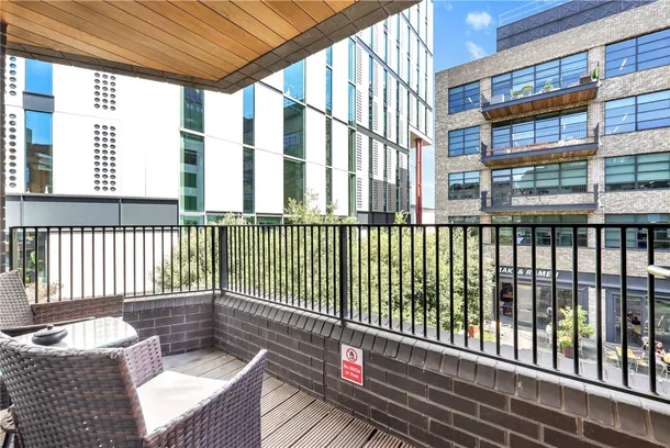 Flat Mallow Street in Greater London