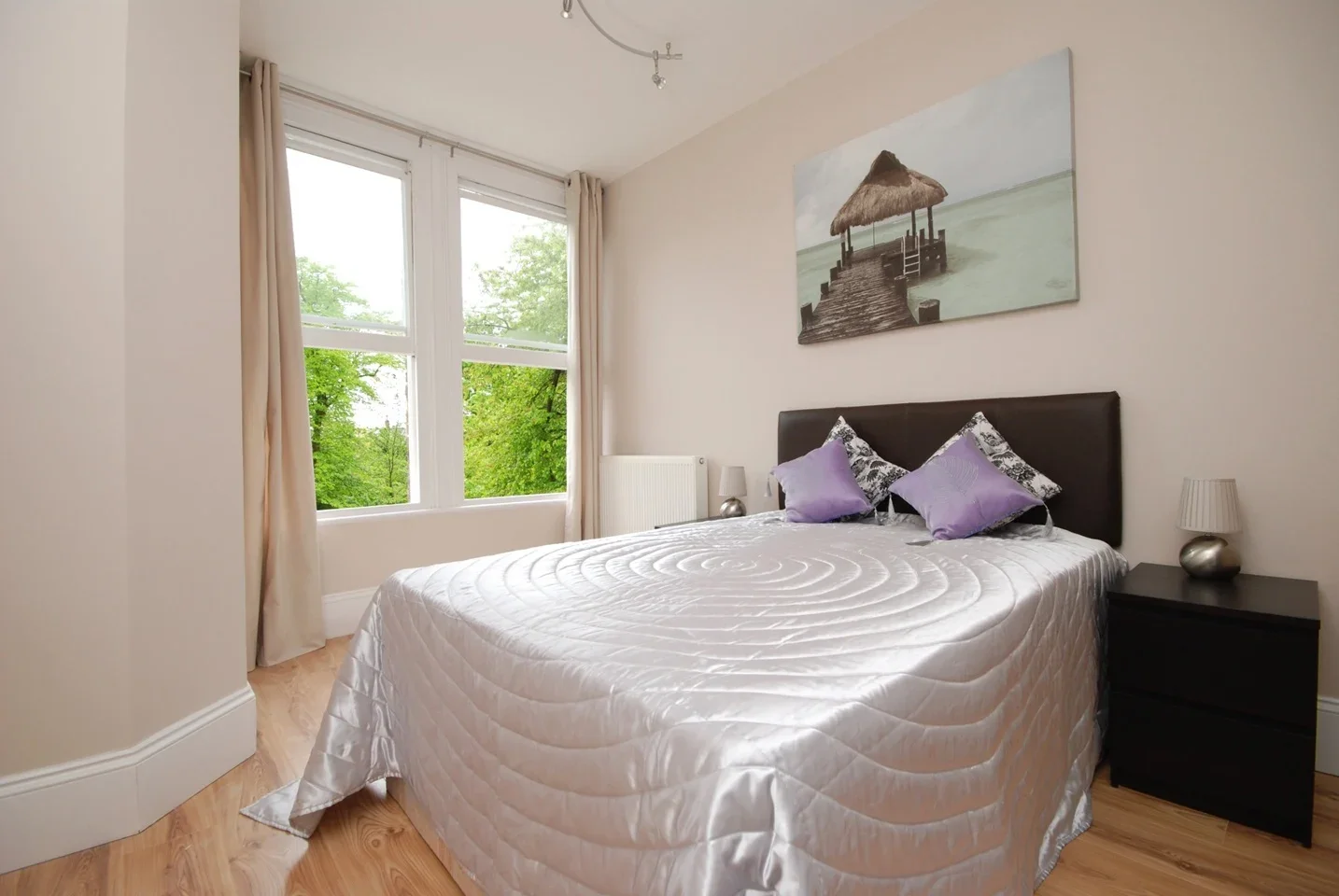 Flat Christchurch Avenue in Greater London