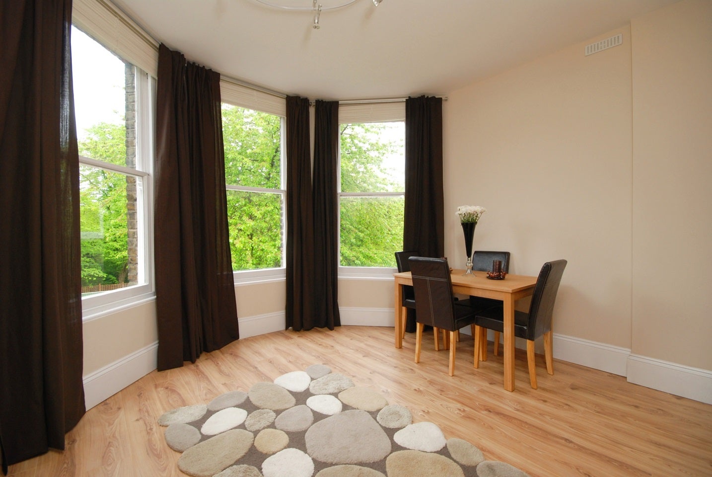 Flat Christchurch Avenue in Greater London