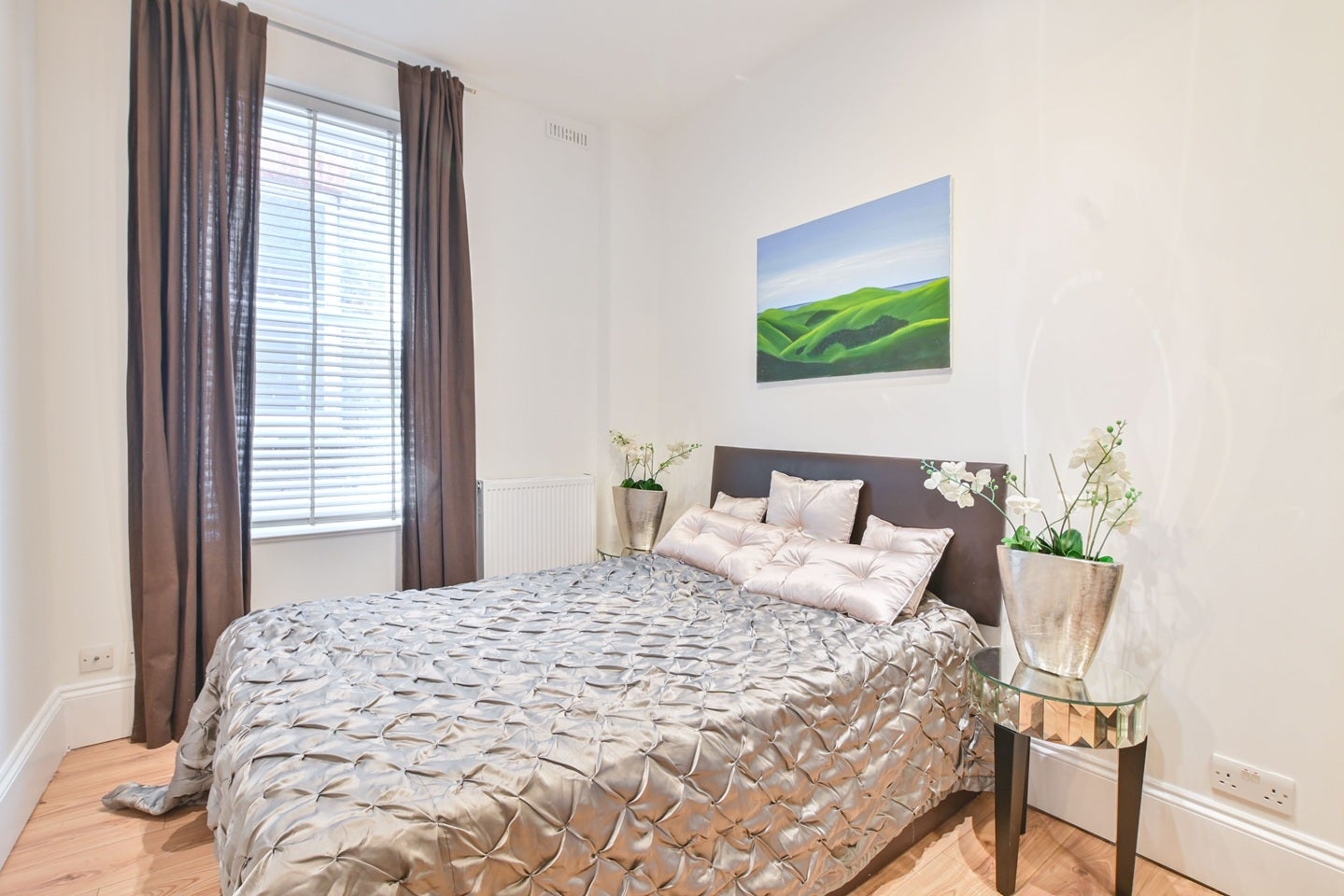 Flat Christchurch Avenue in Greater London