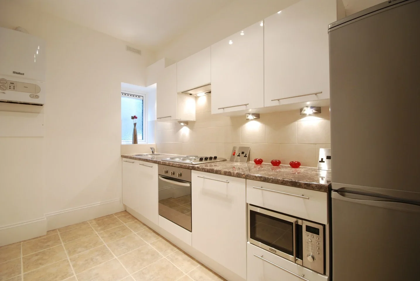 Flat Christchurch Avenue in Greater London