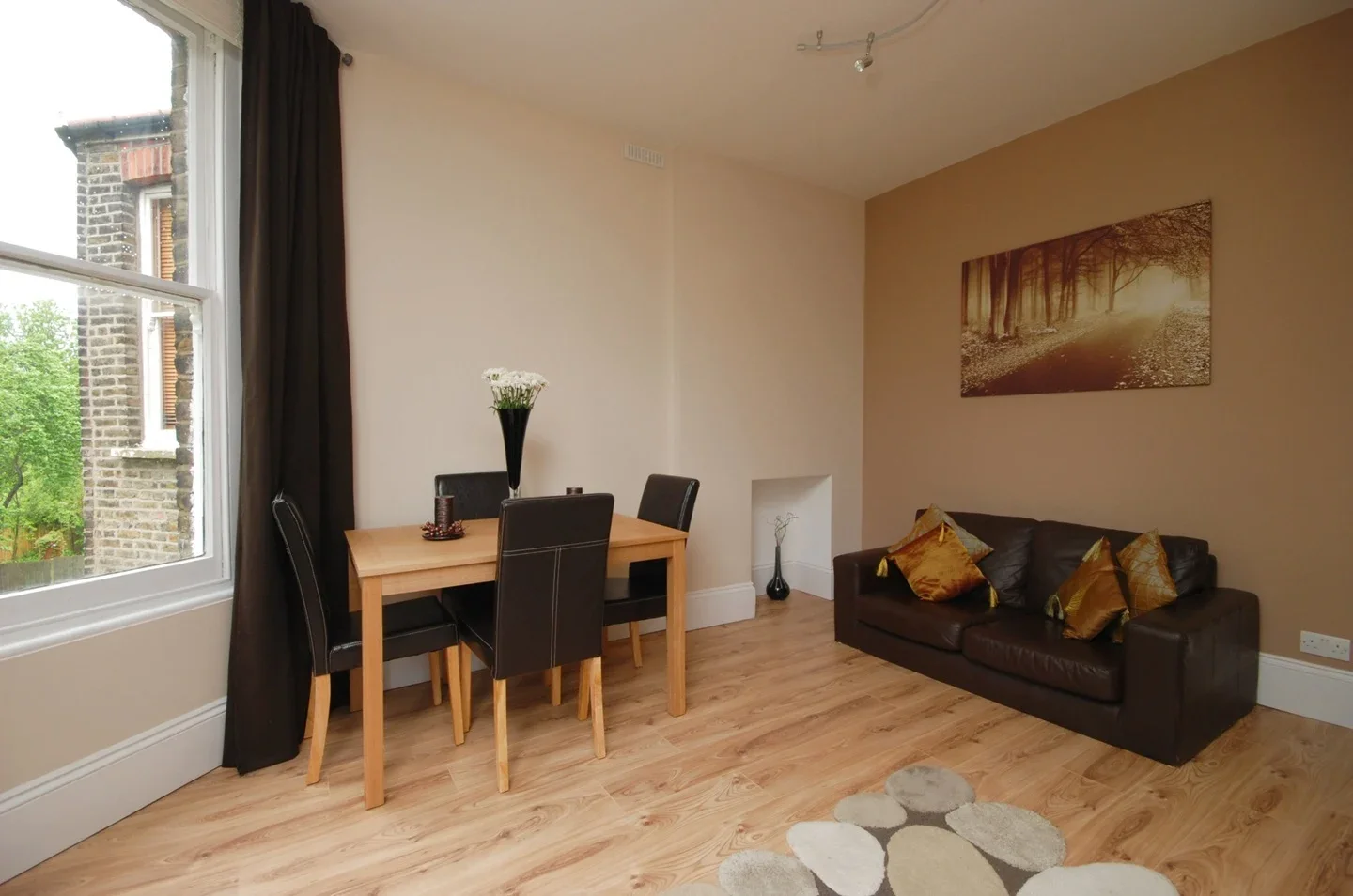 Flat Christchurch Avenue in Greater London