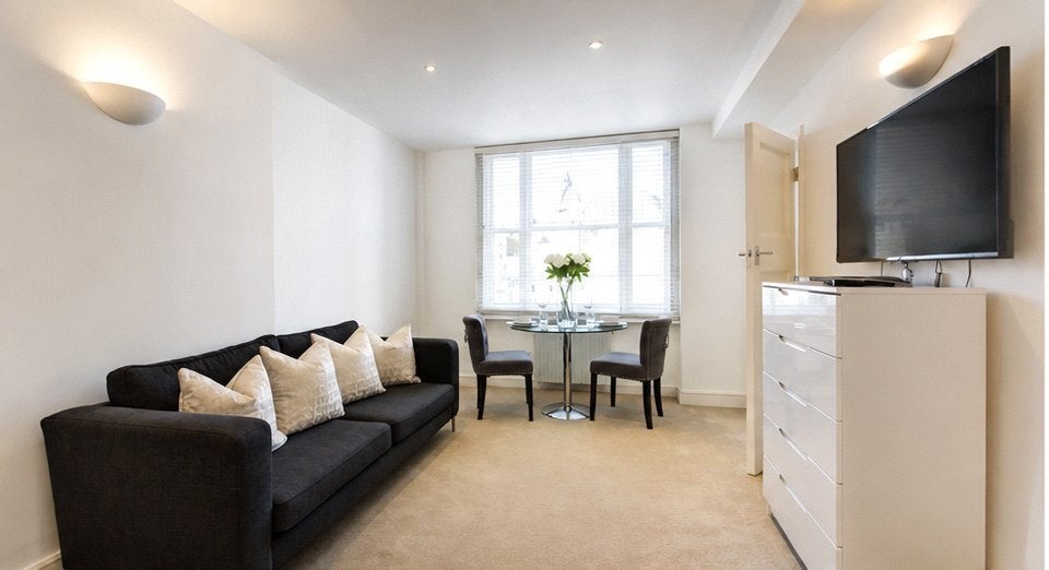 Flat Hill Street in City of Westminster