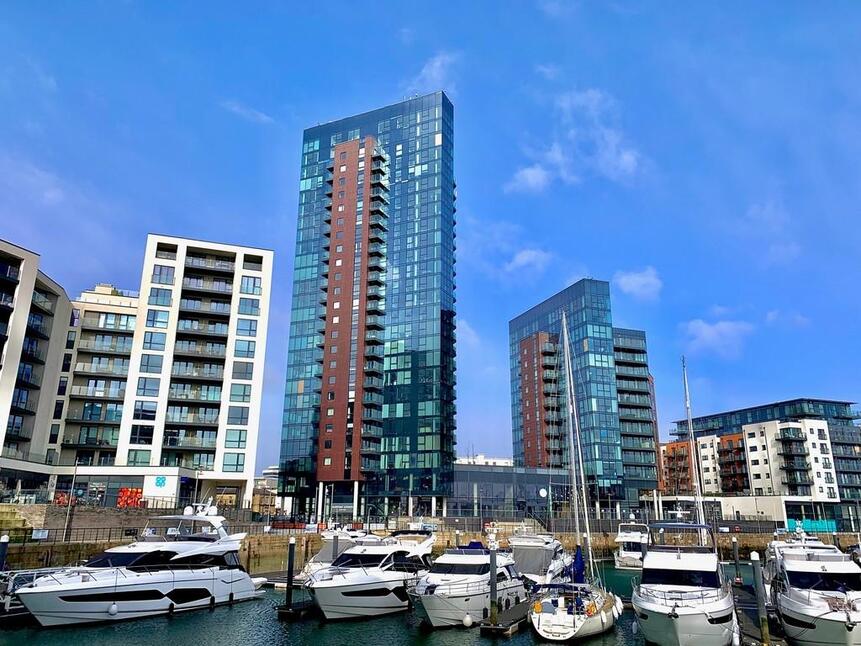 Flat Ocean Way in Southampton