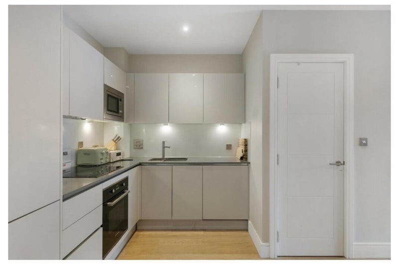Room Summerstown in Greater London