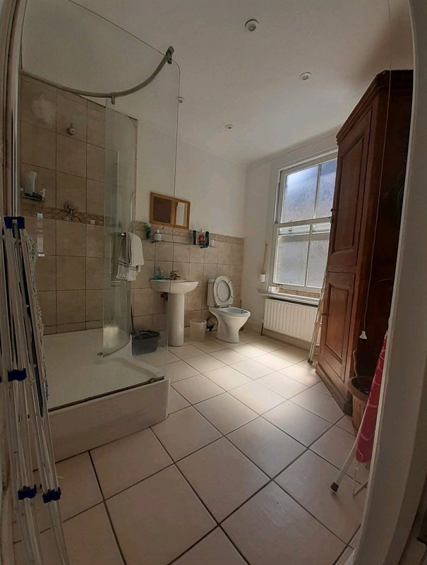 Room Tranmere Road in Greater London