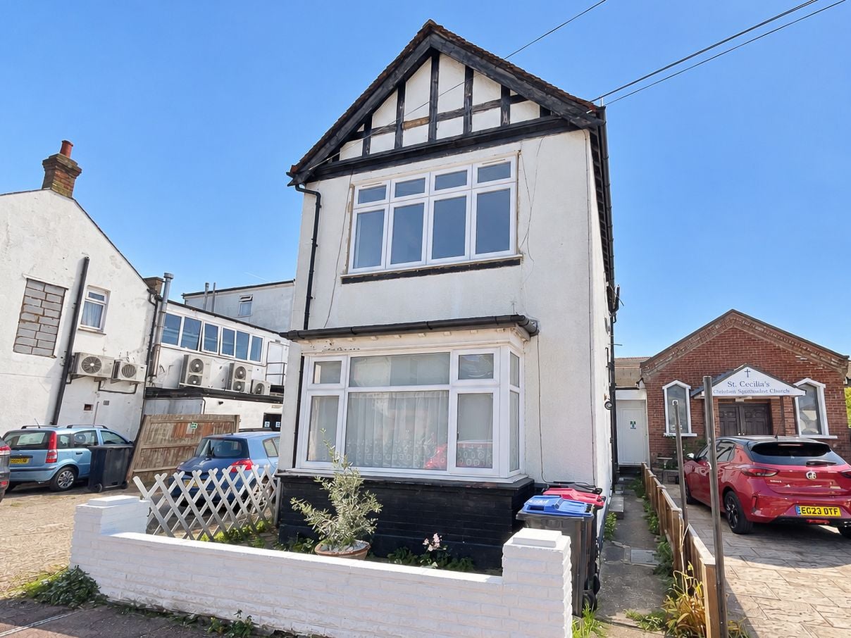 Flat Lord Robert's Avenue in Southend-on-Sea