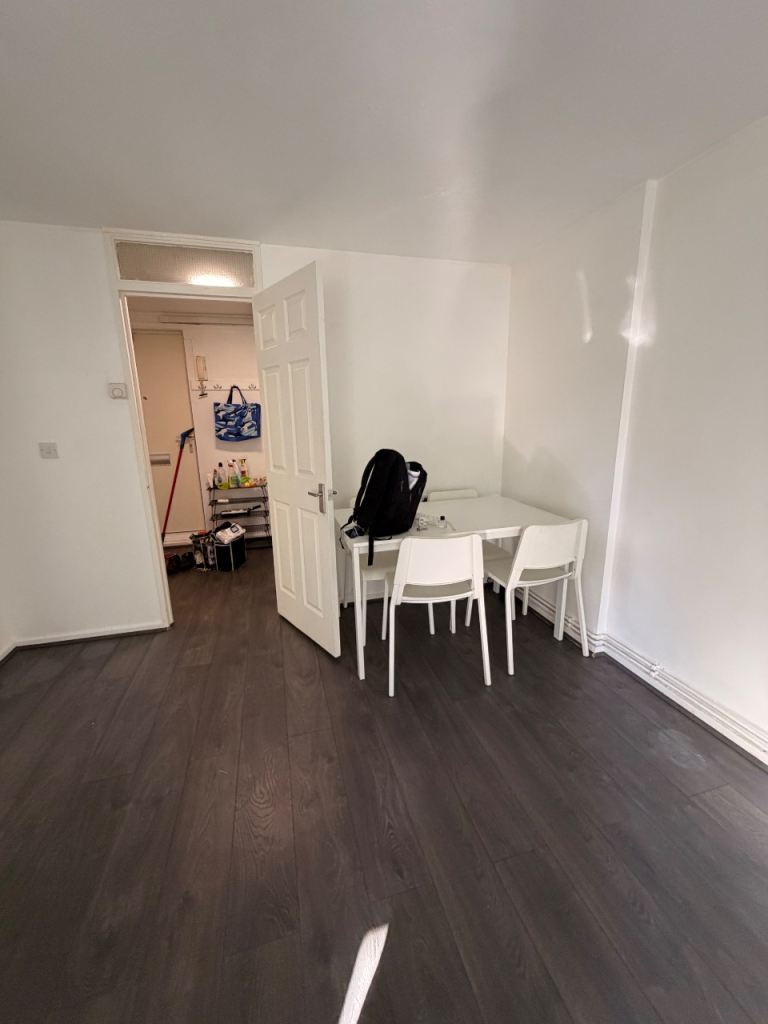 Flat Wesley Close in Greater London
