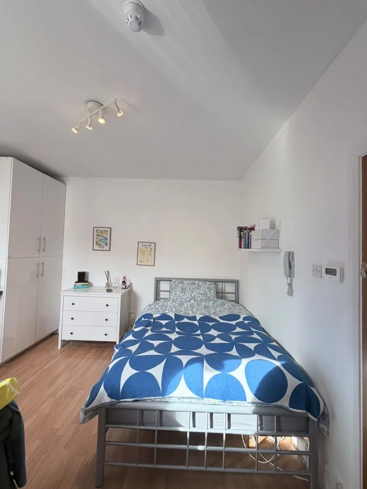 Flat Balmoral Road in Greater London