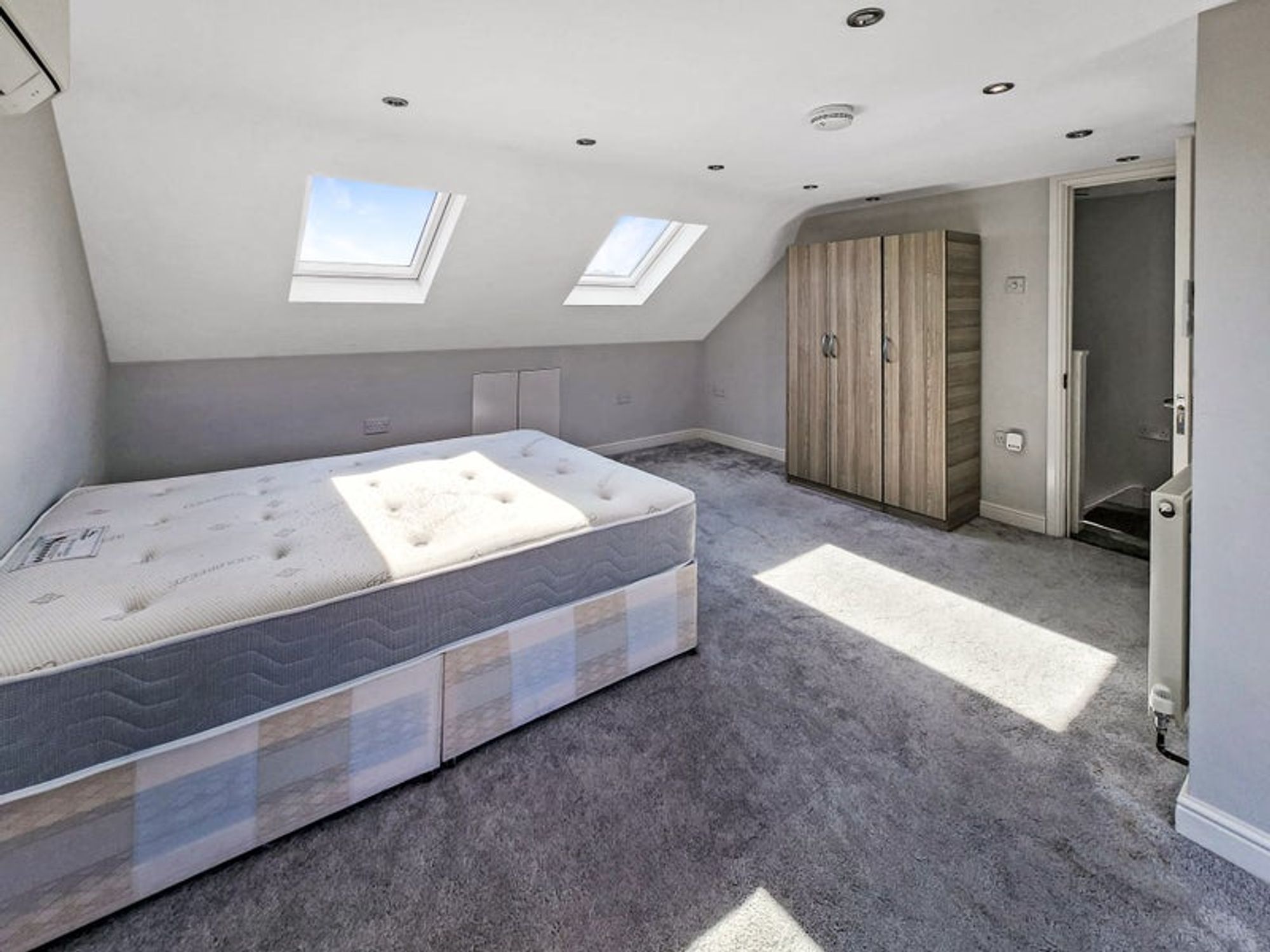 Room Scarsbrook Road in Greater London