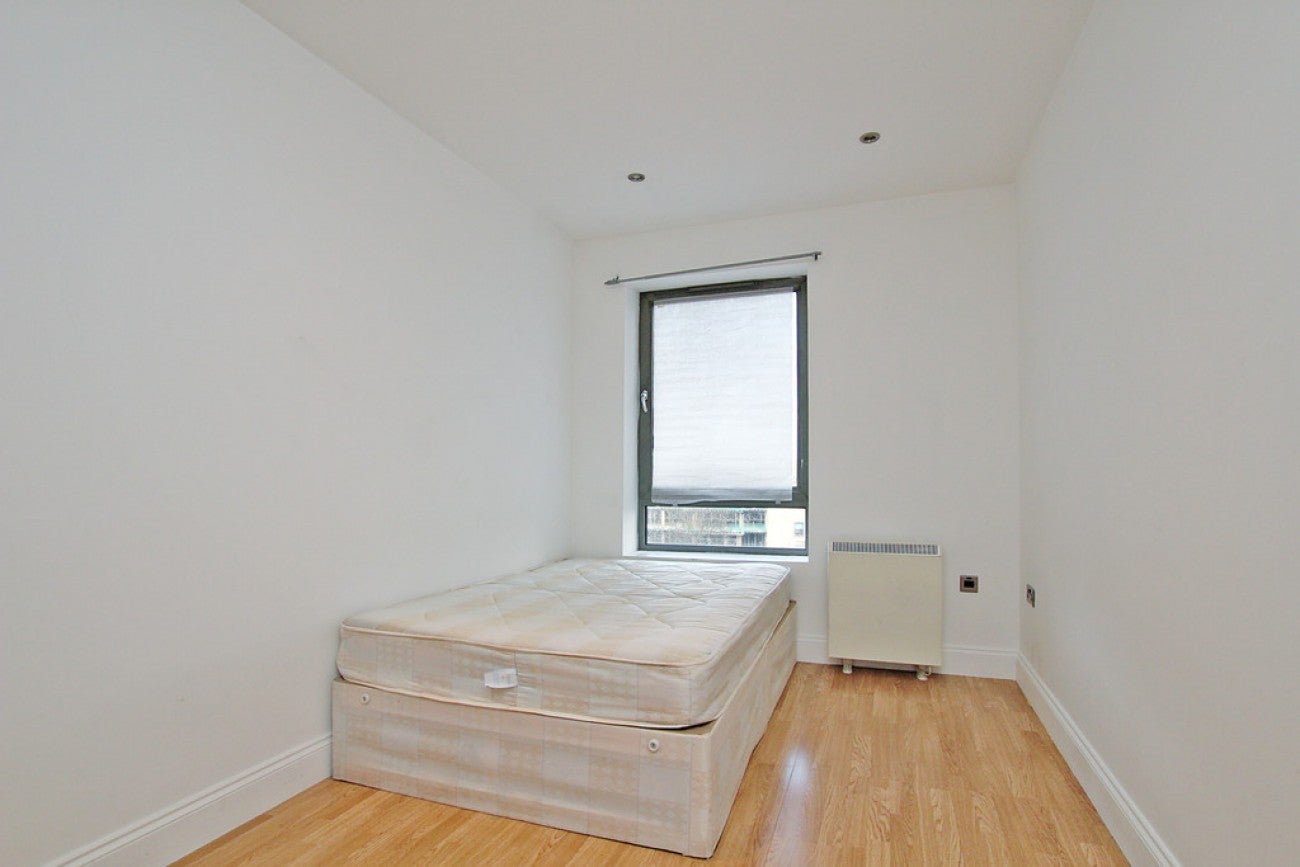 Flat Commercial Road in Greater London