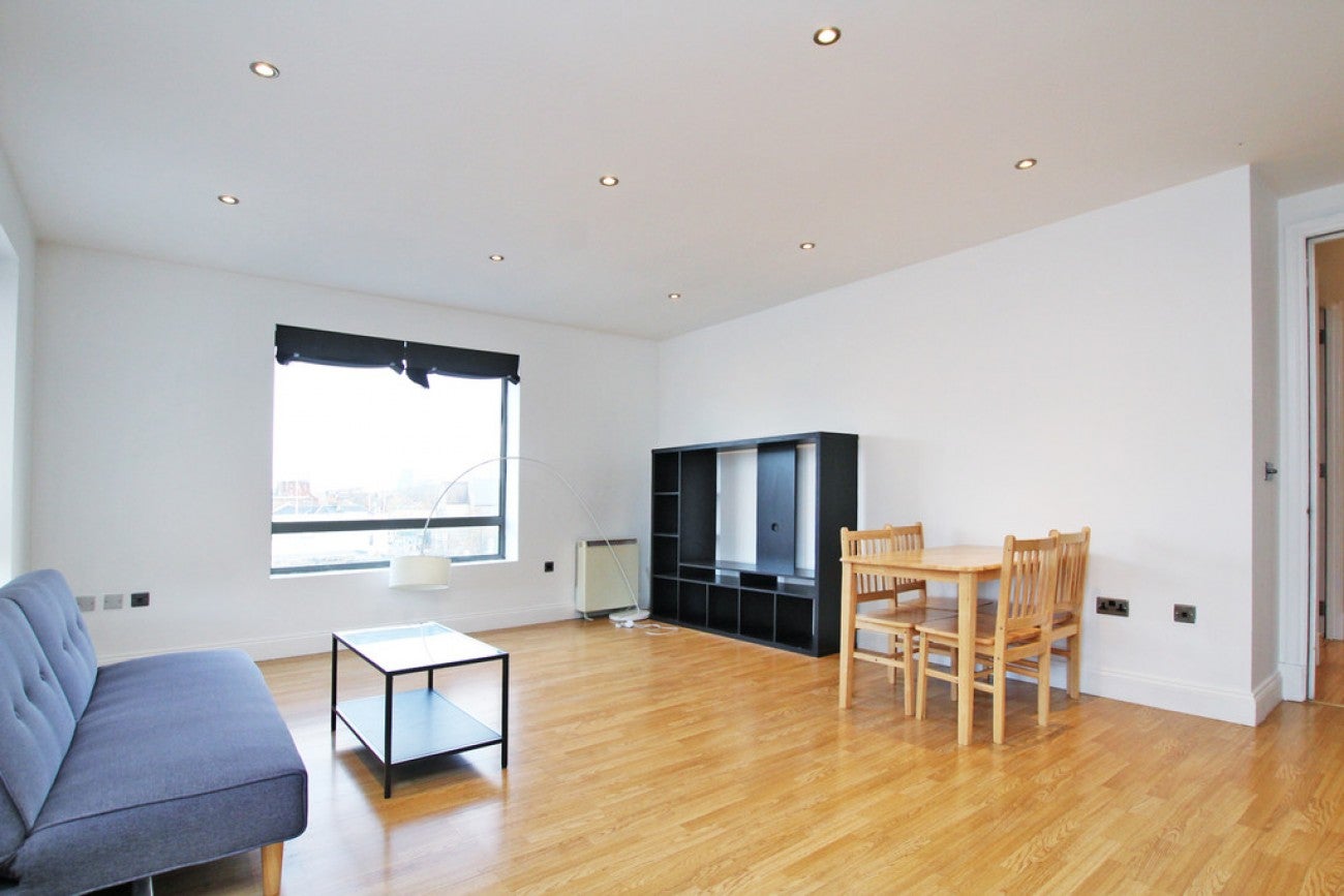 Flat Commercial Road in Greater London
