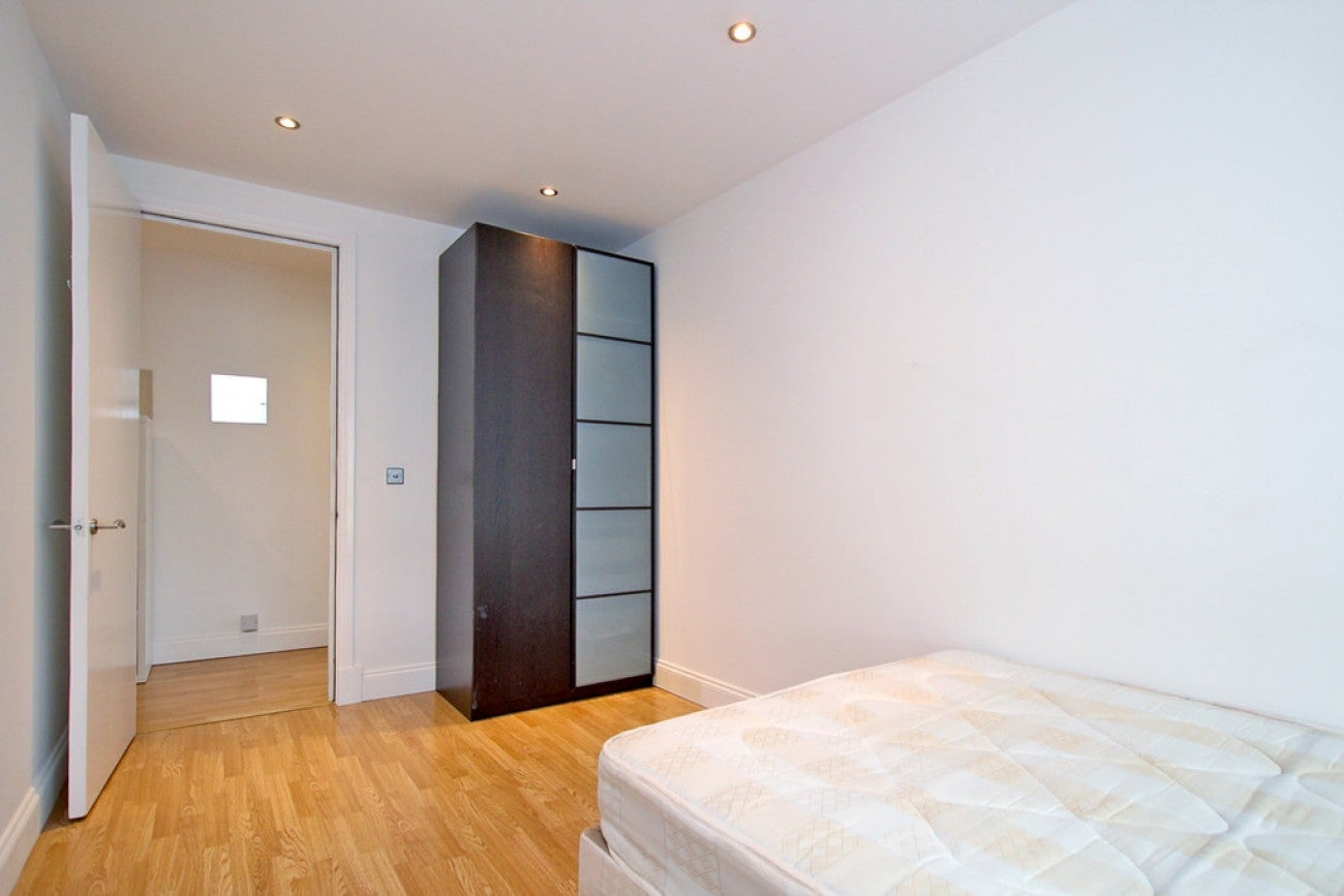 Flat Commercial Road in Greater London