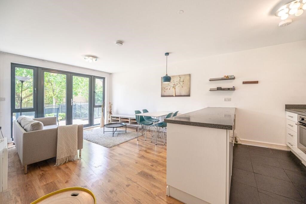 Flat Oakleigh Road South in Greater London