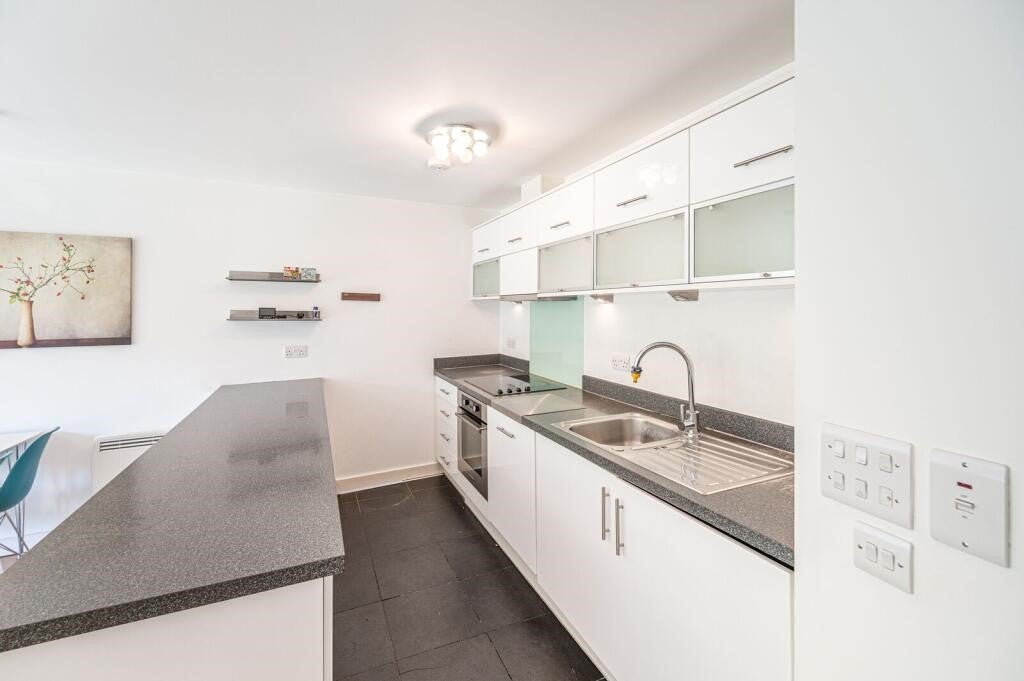 Flat Oakleigh Road South in Greater London