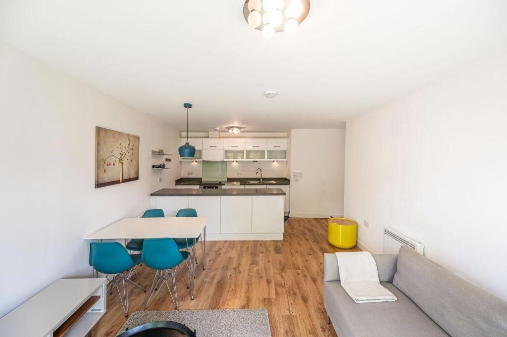 Flat Oakleigh Road South in Greater London