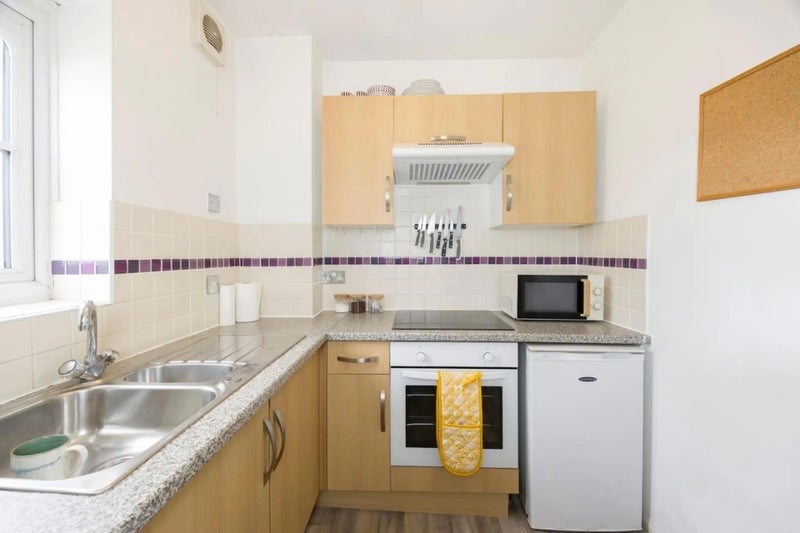 Flat Wheat Sheaf Close in Greater London