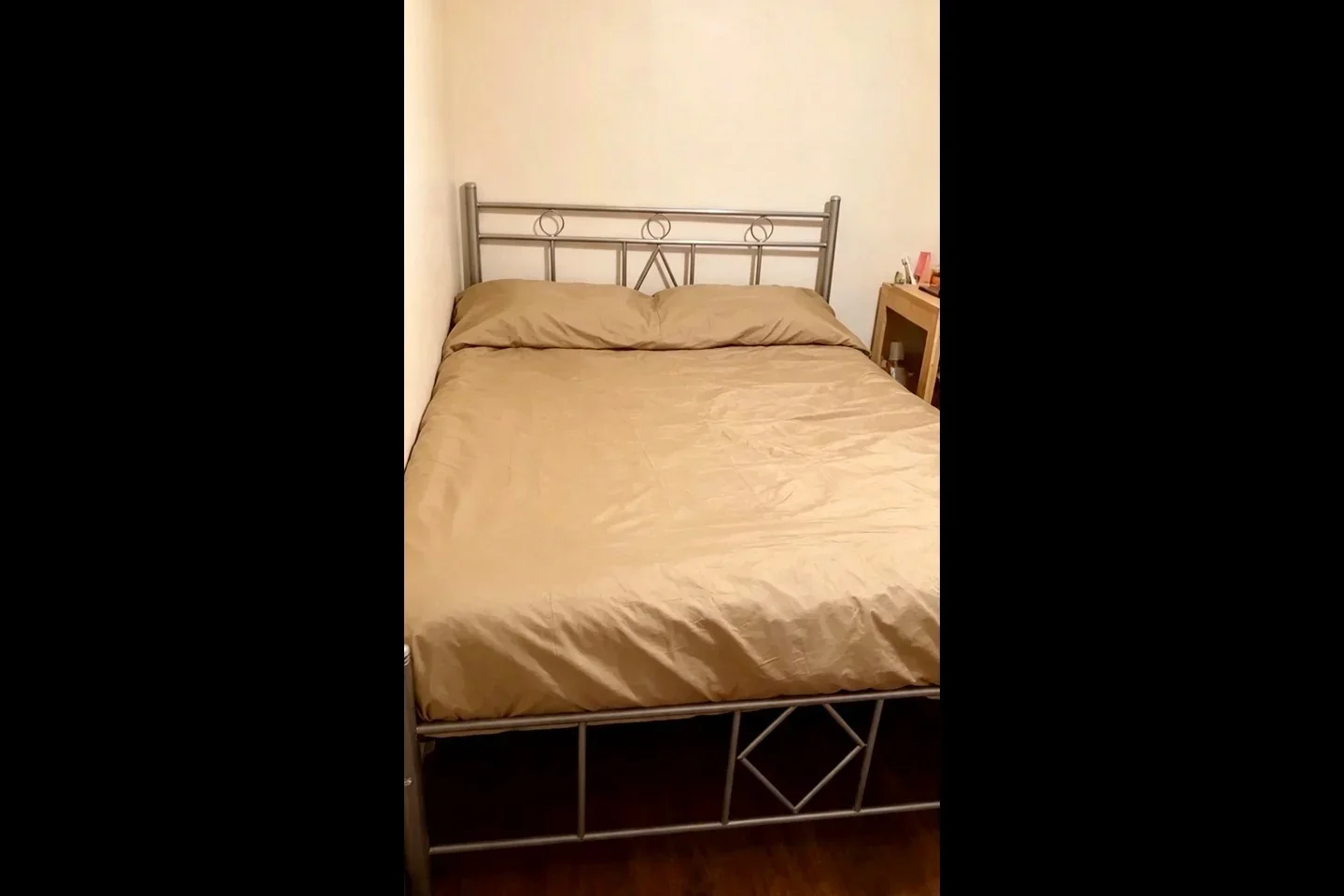 Room Park Lane in Greater London