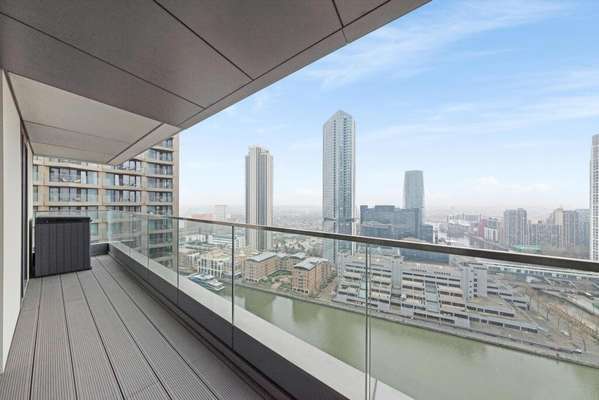 Flat Park Drive in Greater London