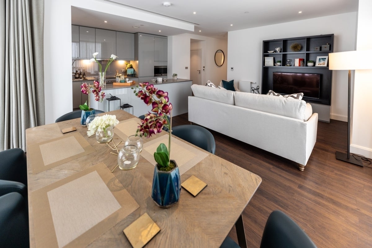 Flat Harbour Way in Greater London