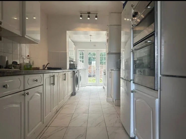 Room Pates Manor Drive in Greater London