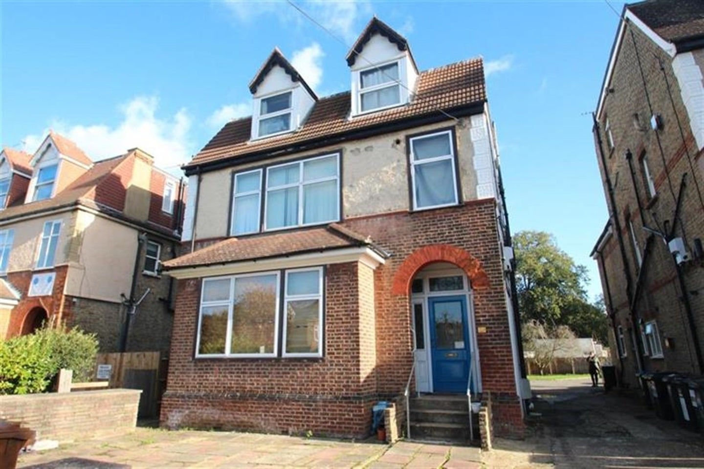 Flat Ashburton Road in Greater London