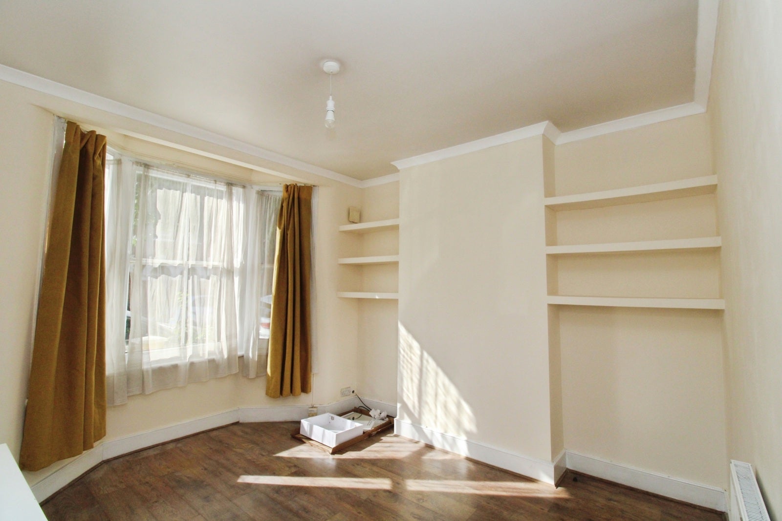 Flat Steerforth Street in Greater London