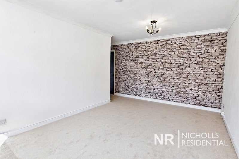Flat Donald Woods Gardens in Greater London