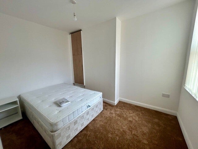 Flat Astonwood Road in Birkenhead
