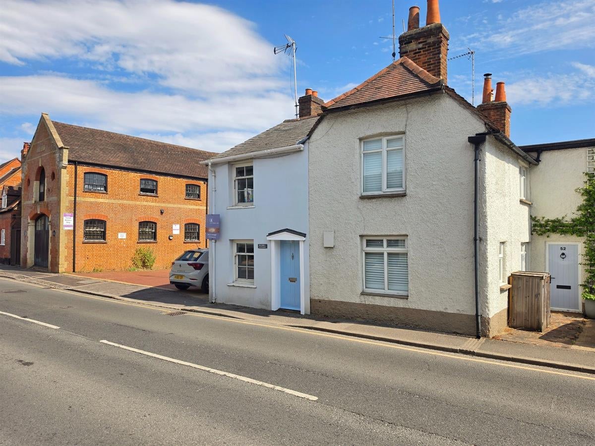 House Mead Lane in Waverley