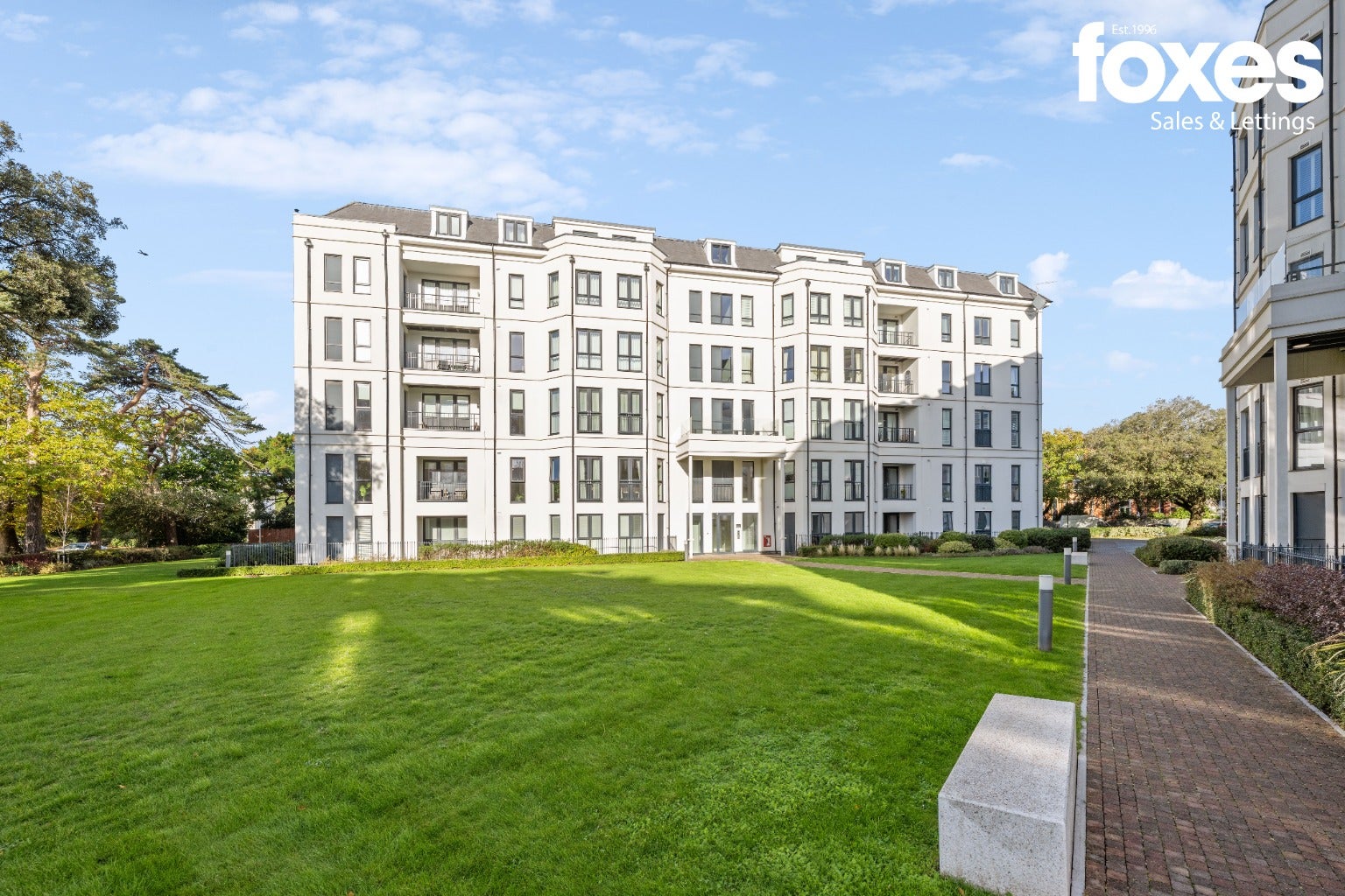 Flat West Cliff Road in Bournemouth