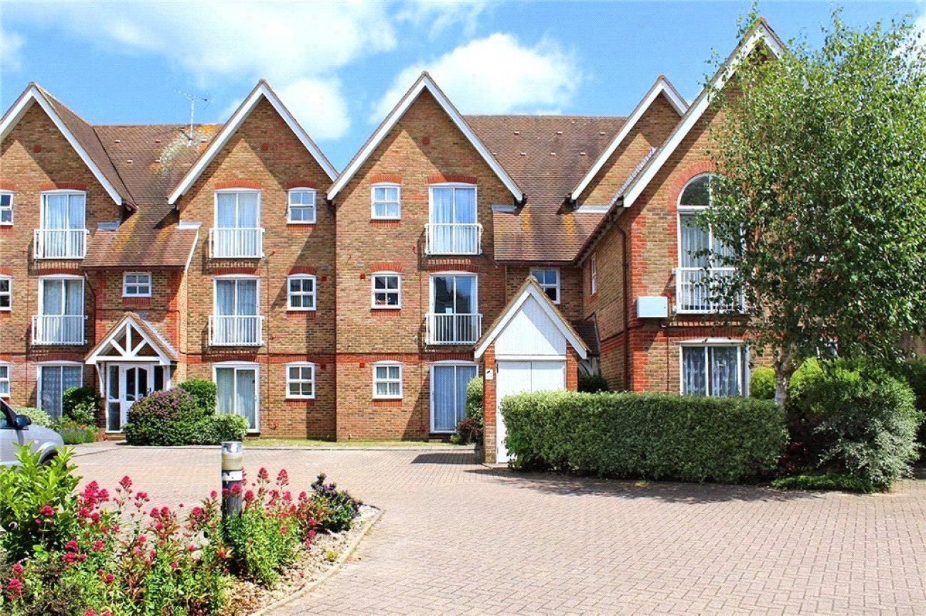 Flat Terminus Road in Arun