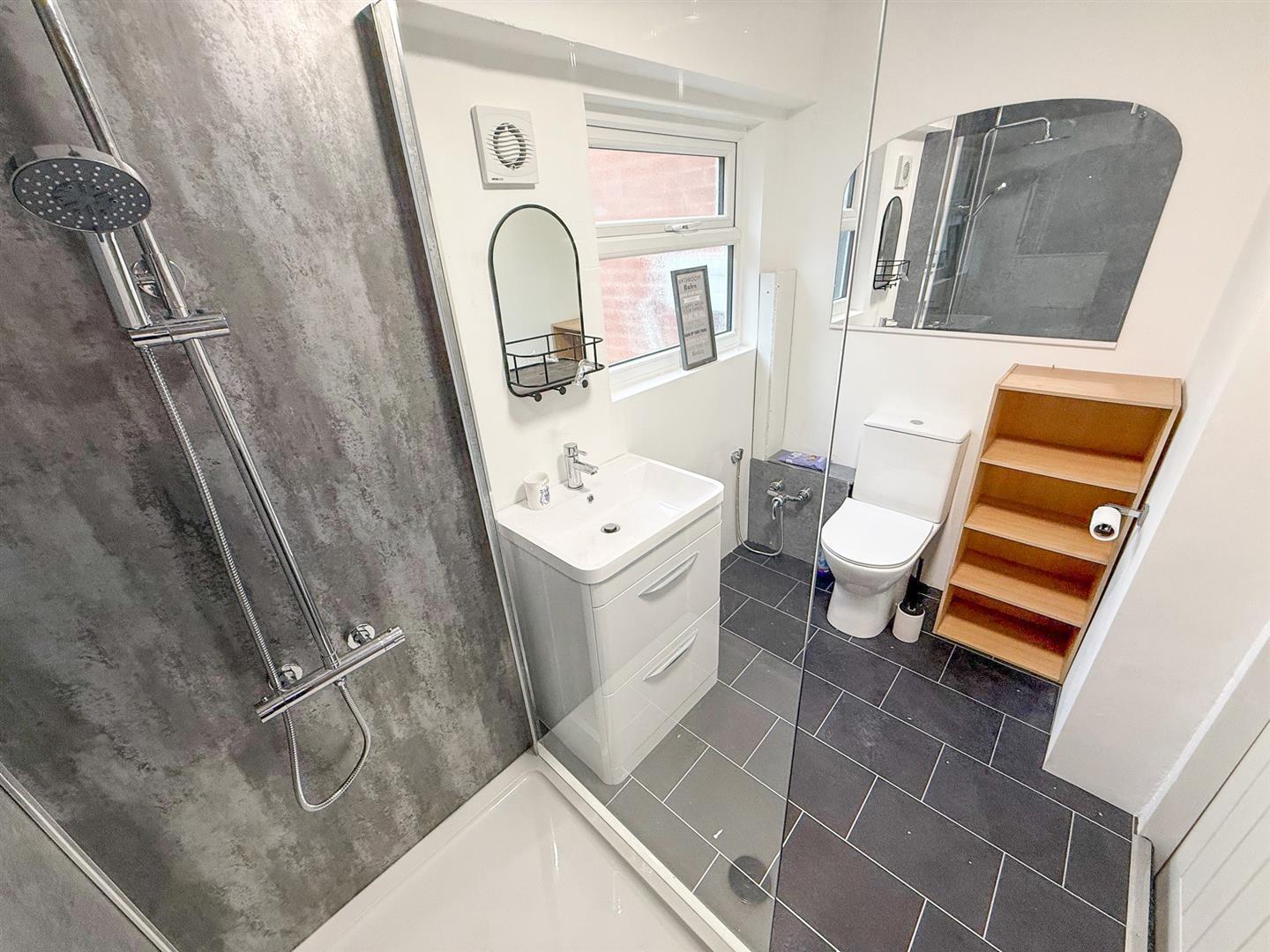 Room Stonegate Road in Leeds