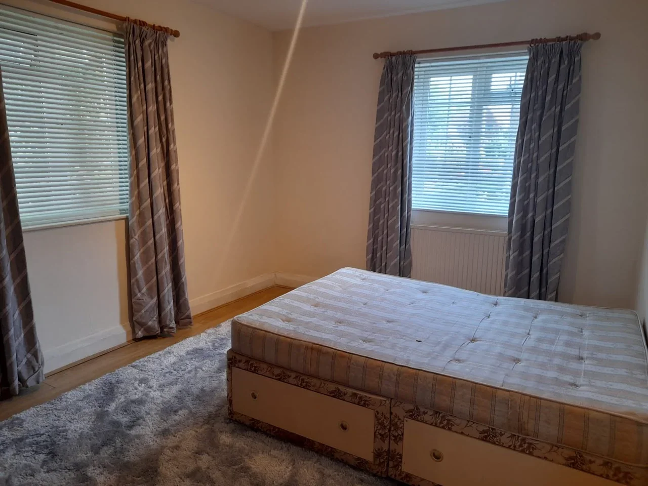 Flat Broadwalk Lane in Greater London