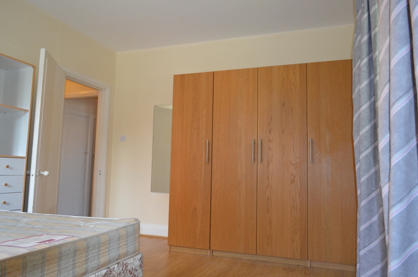 Flat Broadwalk Lane in Greater London