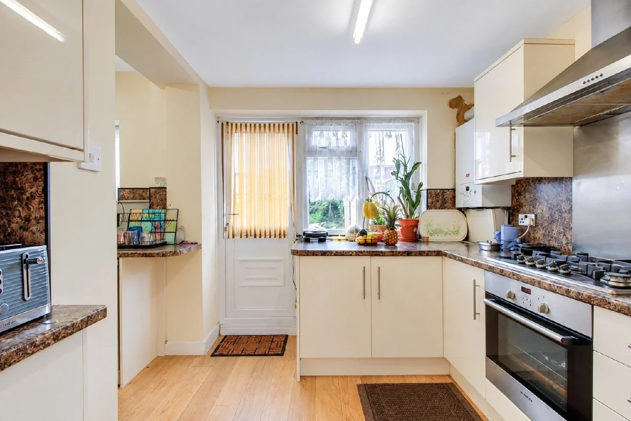 Room Locarno Road in Greater London