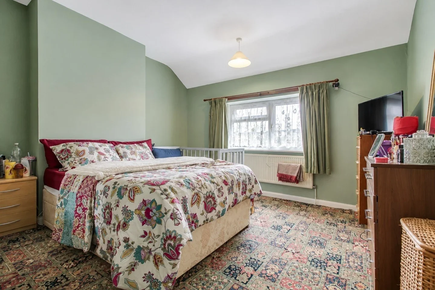 Room Locarno Road in Greater London