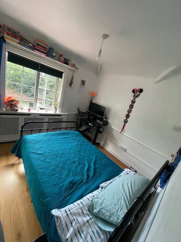 Room Hilary Road in Greater London