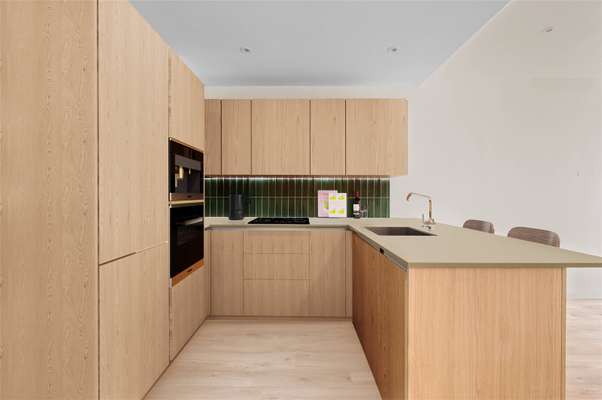 Flat Clements Road in Greater London