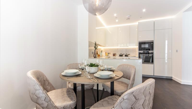 Flat Ponton Road in Greater London