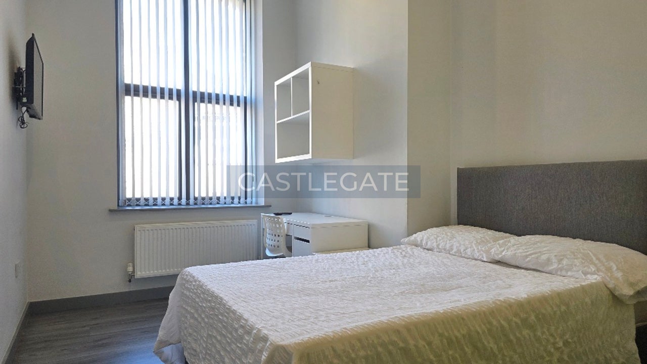 Room Half Moon Street in Huddersfield