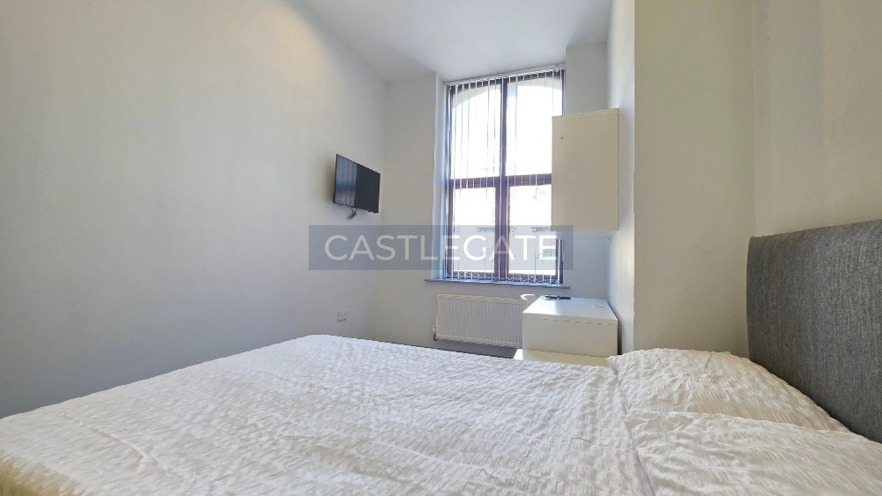 Room Half Moon Street in Huddersfield