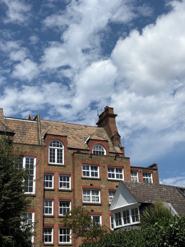 Flat Schoolbell Mews in Greater London