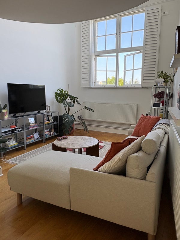 Flat Schoolbell Mews in Greater London