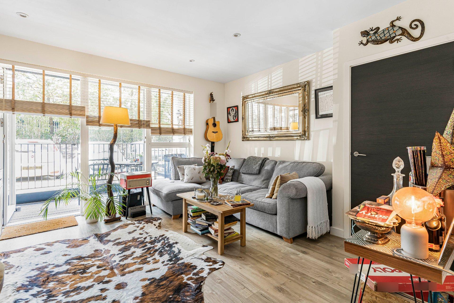 Flat Hatcham Street in Greater London