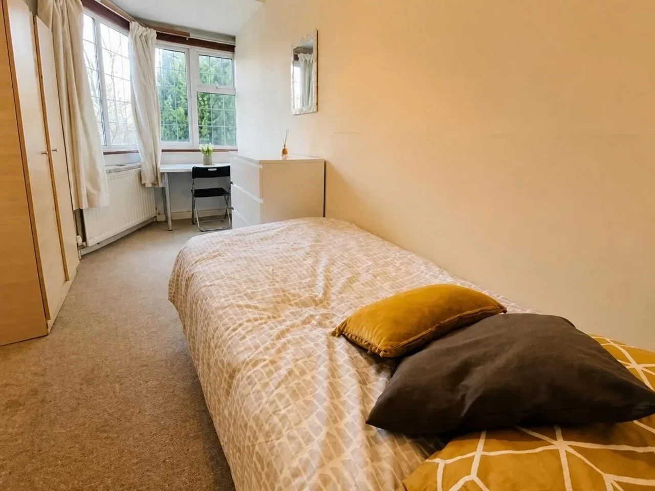 Room Castletown Road in Greater London