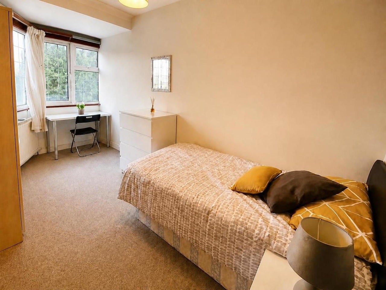 Room Castletown Road in Greater London